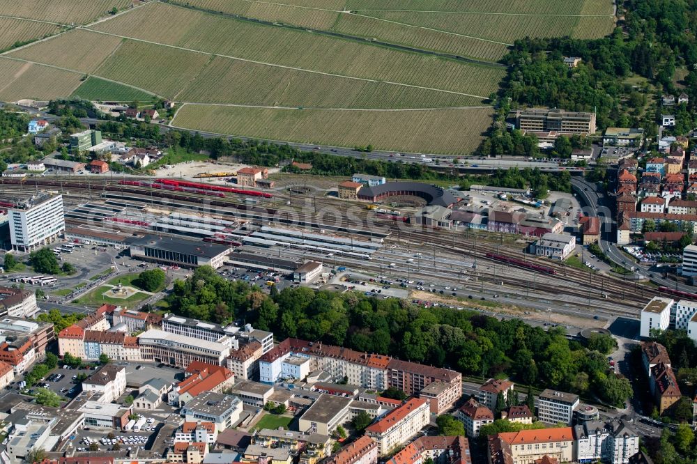 Aerial photograph Würzburg - Track progress and building of the main station of the railway in Wuerzburg in the state Bavaria