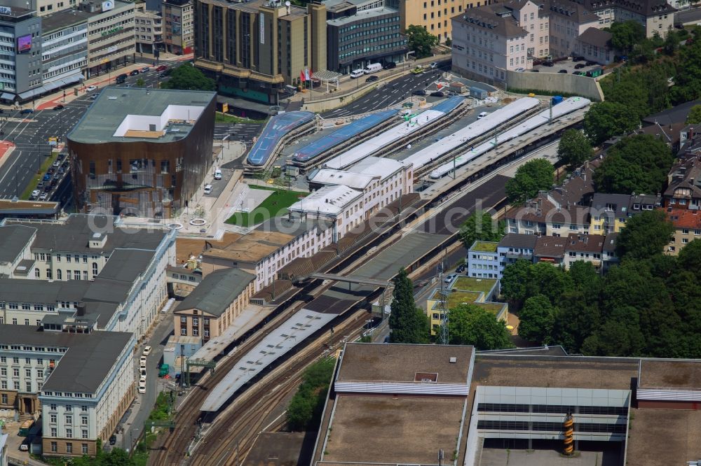 Aerial photograph Wuppertal - Track progress and building of the main station of the railway in Wuppertal in the state North Rhine-Westphalia, Germany