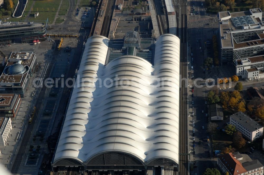 Aerial photograph Dresden - Track progress and building of the main station of the railway in Dresden in the state Saxony, Germany