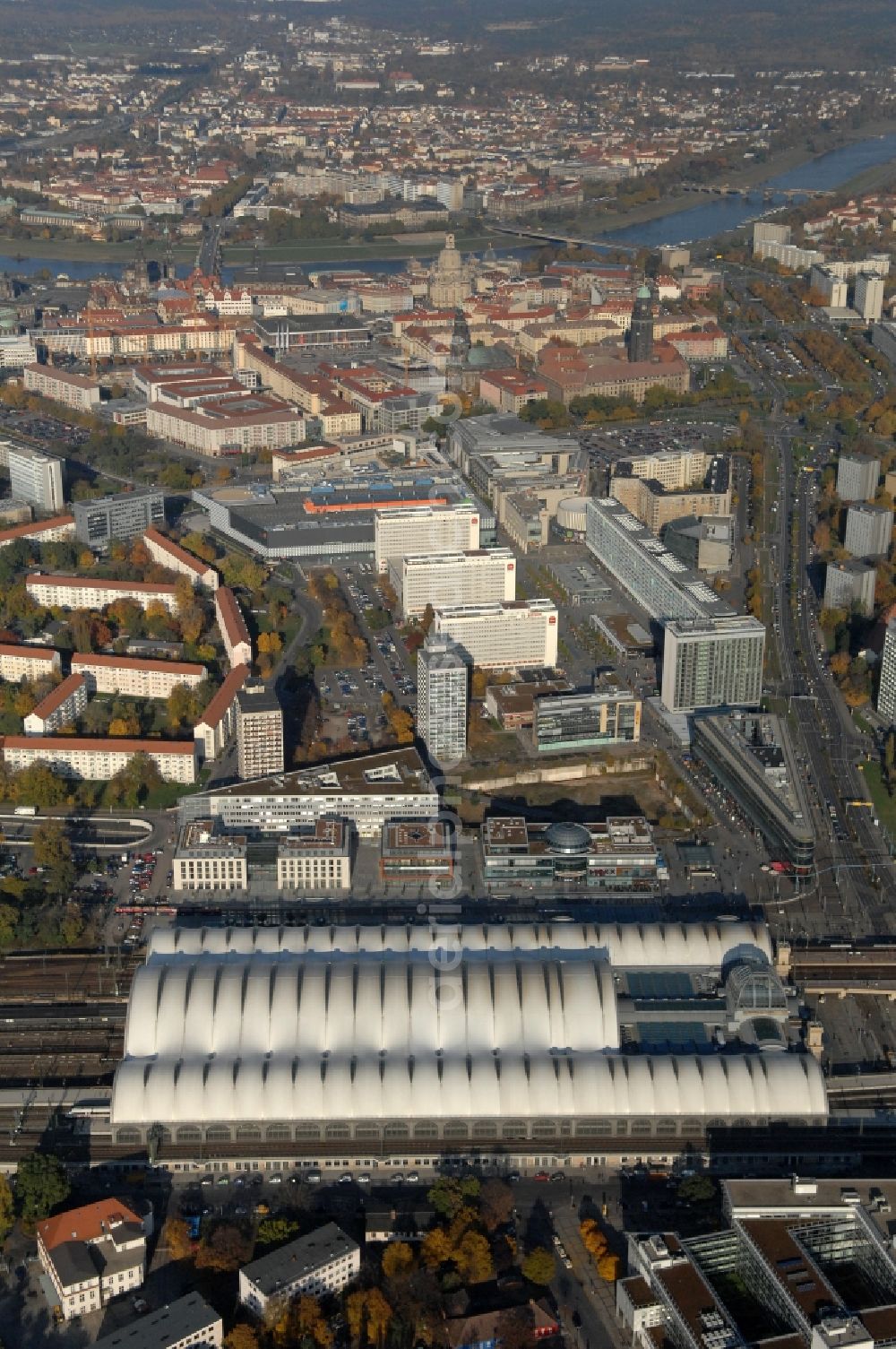 Aerial photograph Dresden - Track progress and building of the main station of the railway in Dresden in the state Saxony, Germany