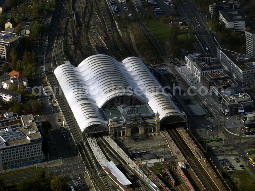 Aerial photograph Dresden - Track progress and building of the main station of the railway in Dresden in the state Saxony, Germany