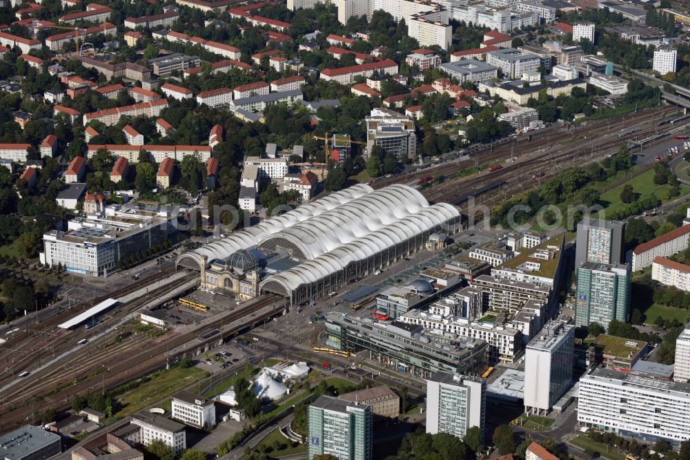 Aerial photograph Dresden - Track progress and building of the main station of the railway in Dresden in the state Saxony, Germany