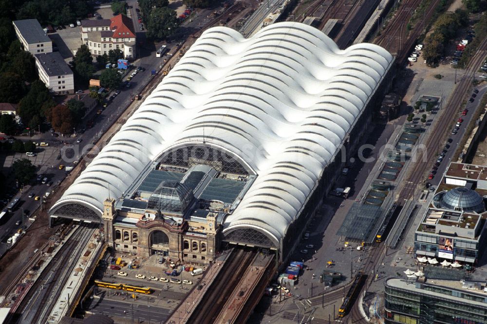 Aerial image Dresden - Track progress and building of the main station of the railway in Dresden in the state Saxony, Germany