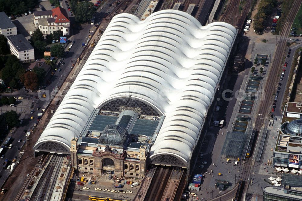 Aerial photograph Dresden - Track progress and building of the main station of the railway in Dresden in the state Saxony, Germany