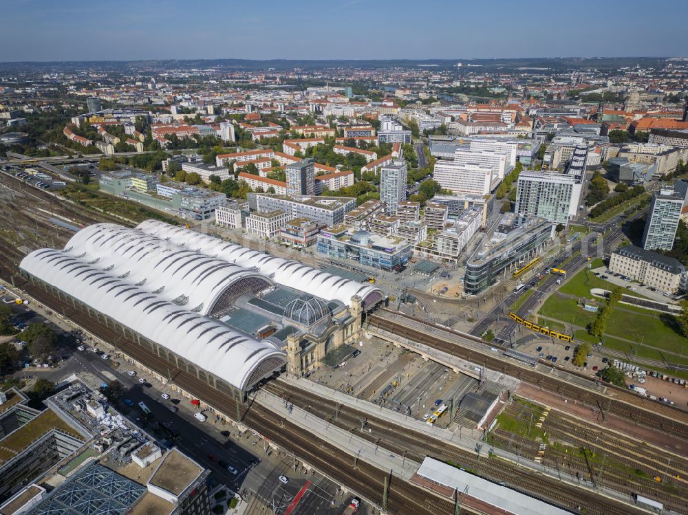 Aerial image Dresden - Track progress and building of the main station of the railway in Dresden in the state Saxony, Germany