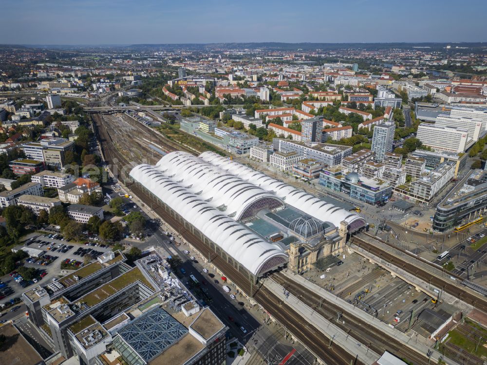 Aerial photograph Dresden - Track progress and building of the main station of the railway in Dresden in the state Saxony, Germany