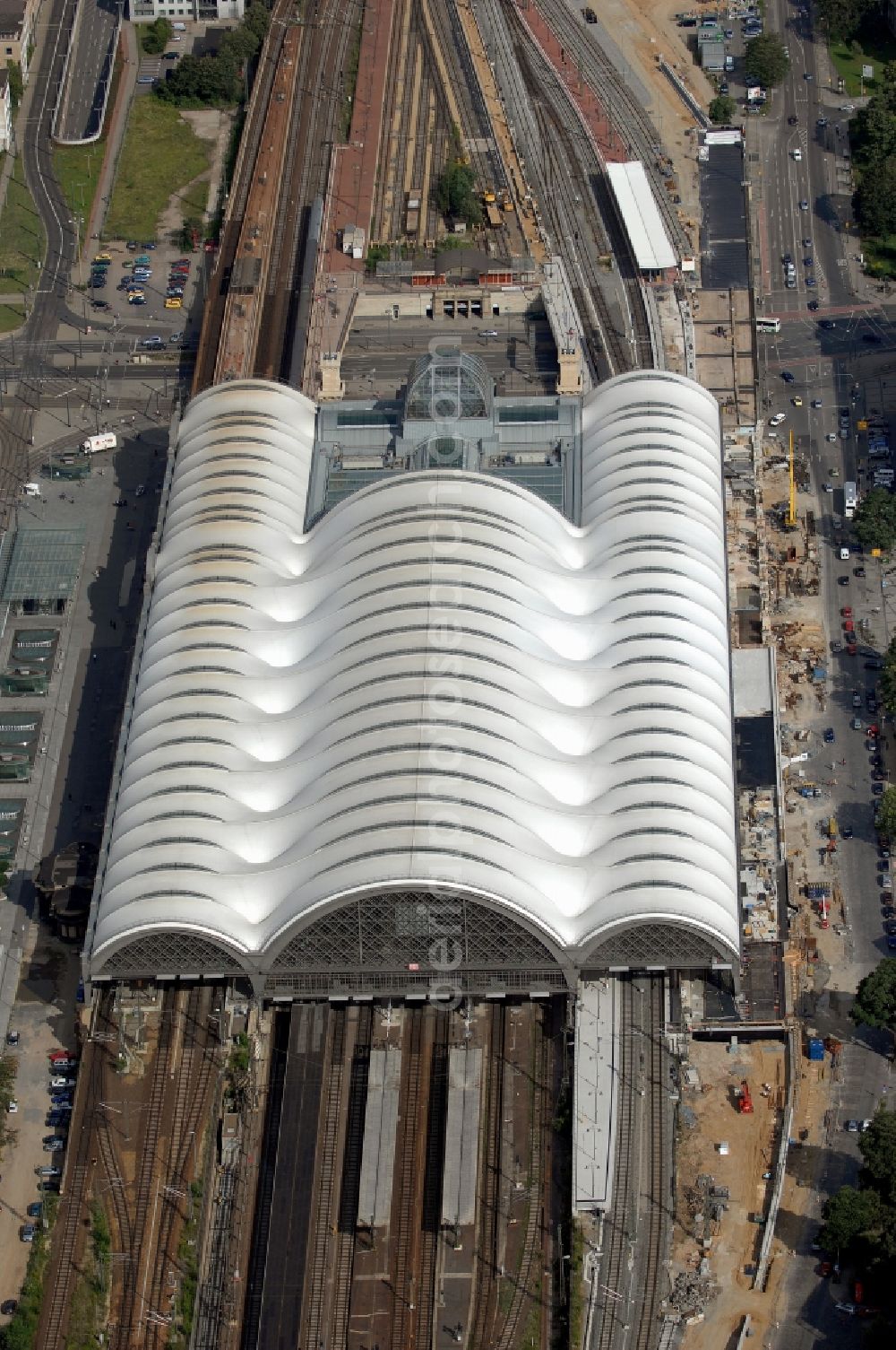 Aerial image Dresden - Track progress and building of the main station of the railway in Dresden in the state Saxony, Germany