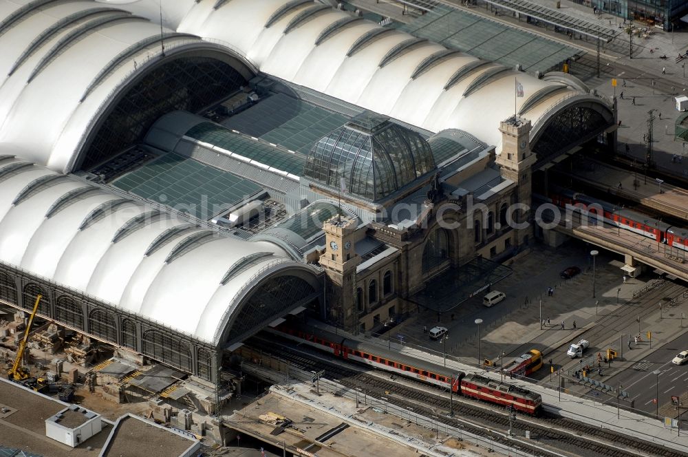 Aerial photograph Dresden - Track progress and building of the main station of the railway in Dresden in the state Saxony, Germany