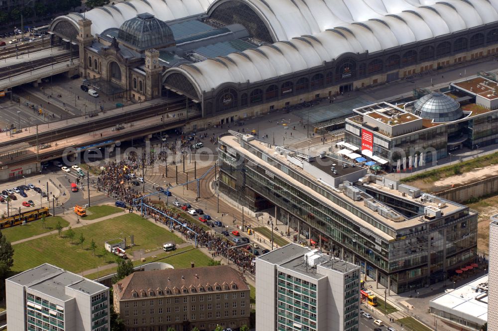 Aerial image Dresden - Track progress and building of the main station of the railway in Dresden in the state Saxony, Germany