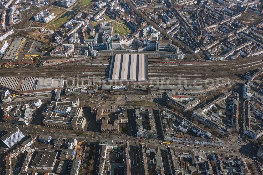 Aerial photograph Düsseldorf - View onto the Central Station of Dusseldorf in the state North Rhine-Westphalia. The Düsseldorf Central Station is located between the station forecourts Konrad-Adenauer-Platz and Bertha-von Suttner-Platz