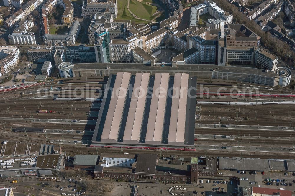 Düsseldorf from the bird's eye view: View onto the Central Station of Dusseldorf in the state North Rhine-Westphalia. The Düsseldorf Central Station is located between the station forecourts Konrad-Adenauer-Platz and Bertha-von Suttner-Platz