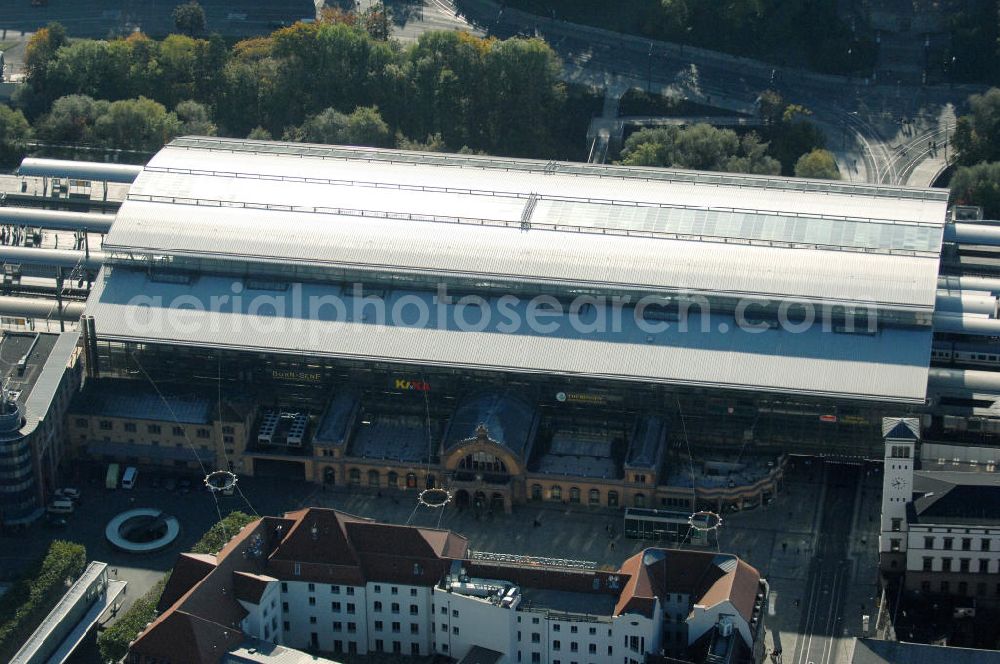 Aerial image Erfurt - Blick auf den Hauptbahnhof Erfurt. Der neu umgebaute Durchgangsbahnhof ist ein wichtiger Knotenpunkt im Eisenbahnverkehr in Deutschland. Über ihn führen sternenförmig Strecken ins ganze Land mit durchschnittlich 34.000 Fahrgästen am Tag. Kontakt Deutsche Bahn: Hauptbahnhof Erfurt, Willy-Brandt-Platz 12, 99084 Erfurt, Tel. +49(0)361 3001055