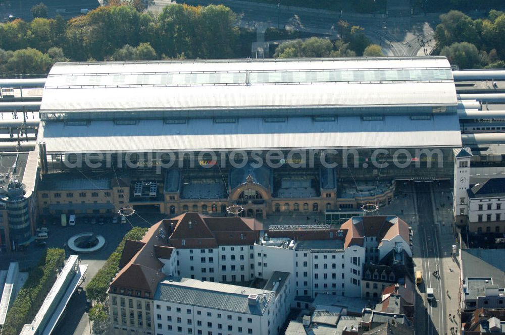 Aerial photograph Erfurt - Blick auf den Hauptbahnhof Erfurt. Der neu umgebaute Durchgangsbahnhof ist ein wichtiger Knotenpunkt im Eisenbahnverkehr in Deutschland. Über ihn führen sternenförmig Strecken ins ganze Land mit durchschnittlich 34.000 Fahrgästen am Tag. Kontakt Deutsche Bahn: Hauptbahnhof Erfurt, Willy-Brandt-Platz 12, 99084 Erfurt, Tel. +49(0)361 3001055