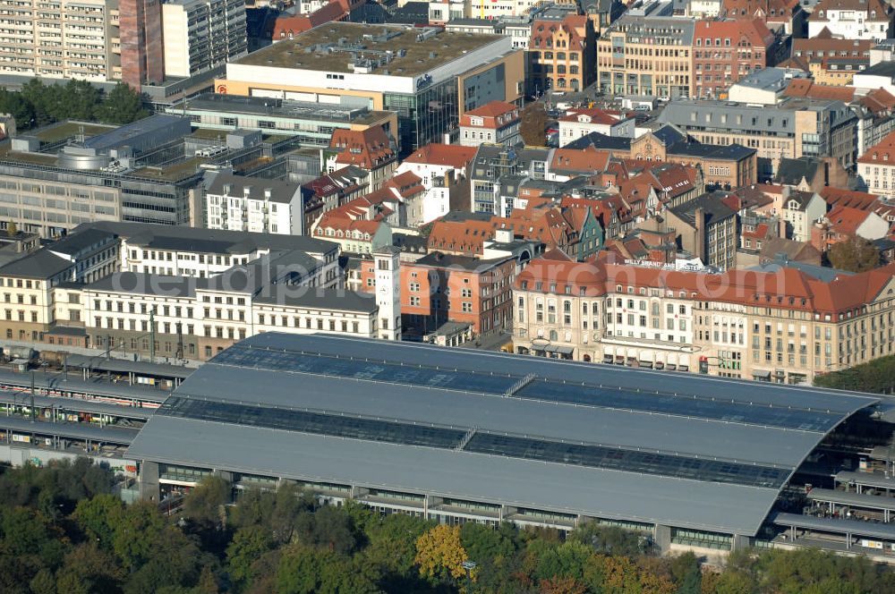 Erfurt from the bird's eye view: Blick auf den Hauptbahnhof Erfurt. Der neu umgebaute Durchgangsbahnhof ist ein wichtiger Knotenpunkt im Eisenbahnverkehr in Deutschland. Über ihn führen sternenförmig Strecken ins ganze Land mit durchschnittlich 34.000 Fahrgästen am Tag. Kontakt Deutsche Bahn: Hauptbahnhof Erfurt, Willy-Brandt-Platz 12, 99084 Erfurt, Tel. +49(0)361 3001055