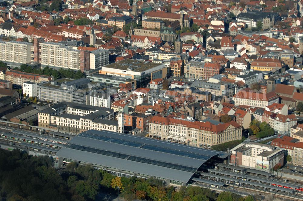 Aerial image Erfurt - Blick auf den Hauptbahnhof Erfurt. Der neu umgebaute Durchgangsbahnhof ist ein wichtiger Knotenpunkt im Eisenbahnverkehr in Deutschland. Über ihn führen sternenförmig Strecken ins ganze Land mit durchschnittlich 34.000 Fahrgästen am Tag. Kontakt Deutsche Bahn: Hauptbahnhof Erfurt, Willy-Brandt-Platz 12, 99084 Erfurt, Tel. +49(0)361 3001055