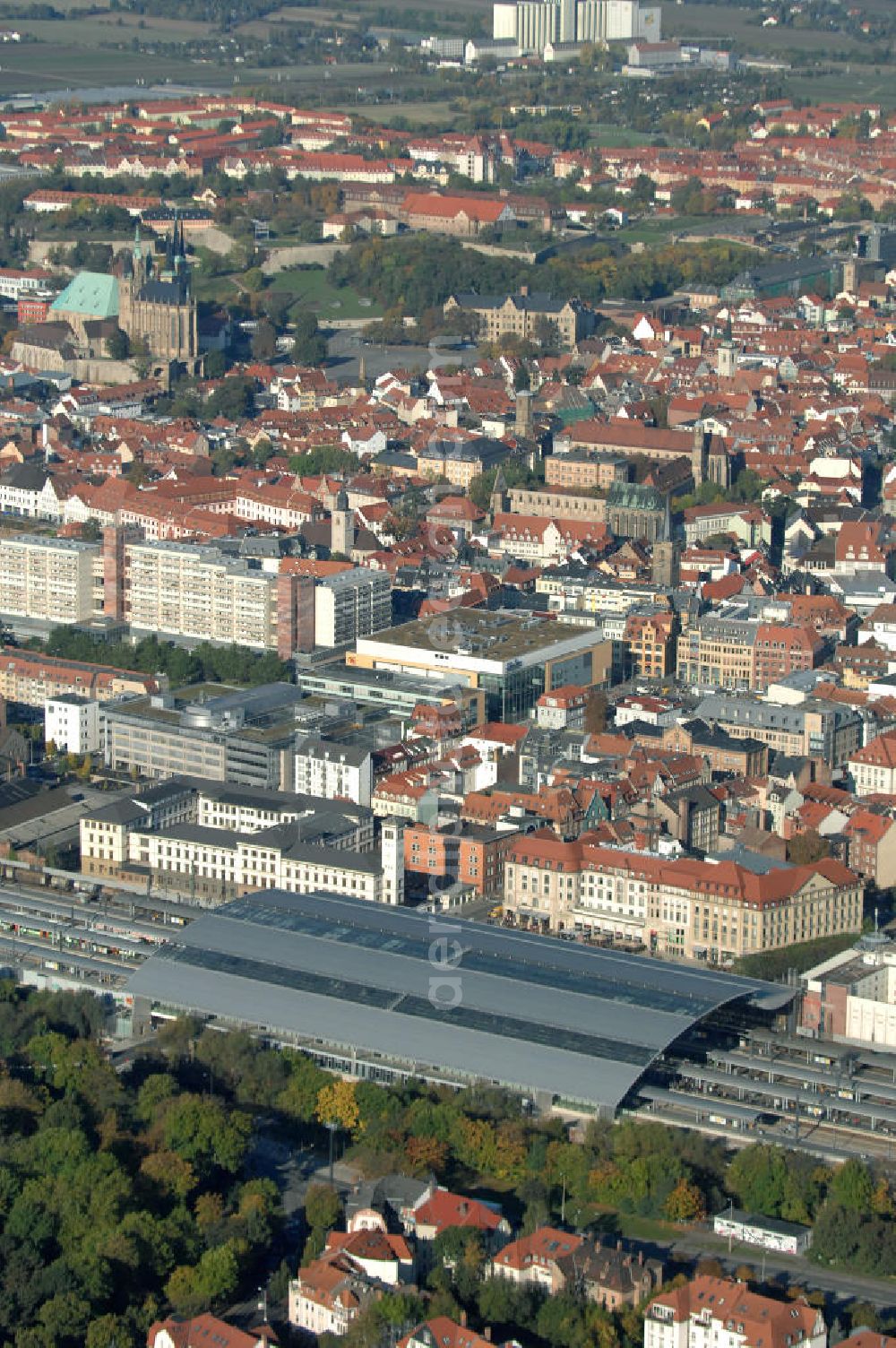 Aerial photograph Erfurt - Blick auf den Hauptbahnhof Erfurt. Der neu umgebaute Durchgangsbahnhof ist ein wichtiger Knotenpunkt im Eisenbahnverkehr in Deutschland. Über ihn führen sternenförmig Strecken ins ganze Land mit durchschnittlich 34.000 Fahrgästen am Tag. Kontakt Deutsche Bahn: Hauptbahnhof Erfurt, Willy-Brandt-Platz 12, 99084 Erfurt, Tel. +49(0)361 3001055