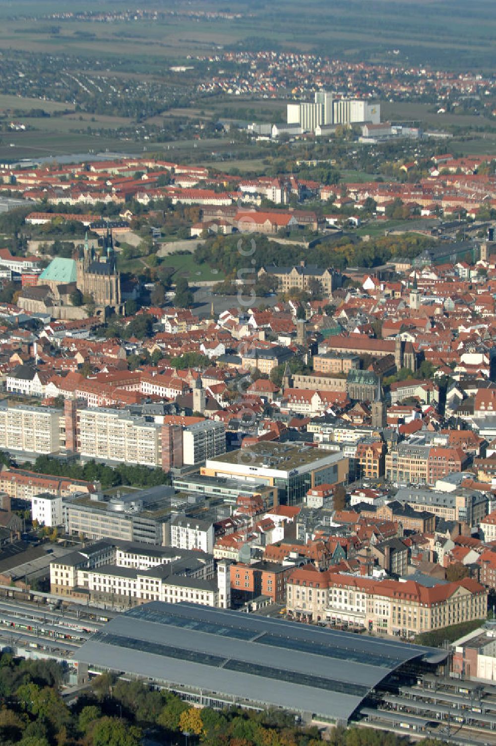 Erfurt from above - Blick auf den Hauptbahnhof Erfurt. Der neu umgebaute Durchgangsbahnhof ist ein wichtiger Knotenpunkt im Eisenbahnverkehr in Deutschland. Über ihn führen sternenförmig Strecken ins ganze Land mit durchschnittlich 34.000 Fahrgästen am Tag. Kontakt Deutsche Bahn: Hauptbahnhof Erfurt, Willy-Brandt-Platz 12, 99084 Erfurt, Tel. +49(0)361 3001055