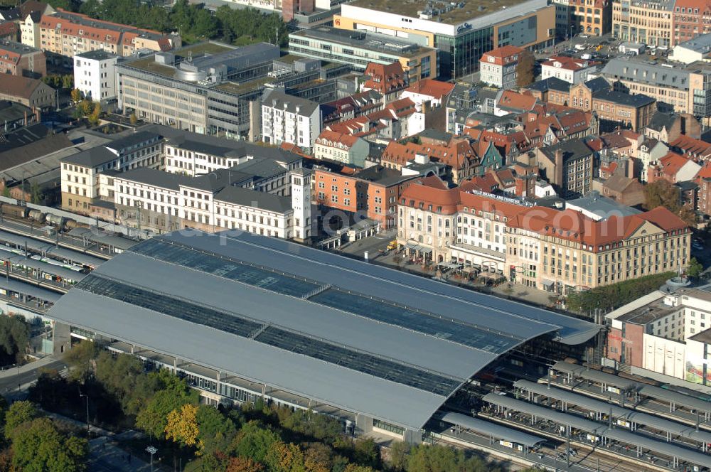 Erfurt from the bird's eye view: Blick auf den Hauptbahnhof Erfurt. Der neu umgebaute Durchgangsbahnhof ist ein wichtiger Knotenpunkt im Eisenbahnverkehr in Deutschland. Über ihn führen sternenförmig Strecken ins ganze Land mit durchschnittlich 34.000 Fahrgästen am Tag. Kontakt Deutsche Bahn: Hauptbahnhof Erfurt, Willy-Brandt-Platz 12, 99084 Erfurt, Tel. +49(0)361 3001055