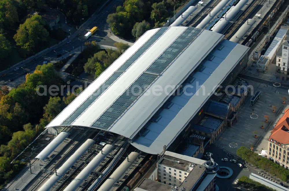 Aerial image Erfurt - Blick auf den Hauptbahnhof Erfurt. Der neu umgebaute Durchgangsbahnhof ist ein wichtiger Knotenpunkt im Eisenbahnverkehr in Deutschland. Über ihn führen sternenförmig Strecken ins ganze Land mit durchschnittlich 34.000 Fahrgästen am Tag. Kontakt Deutsche Bahn: Hauptbahnhof Erfurt, Willy-Brandt-Platz 12, 99084 Erfurt, Tel. +49(0)361 3001055