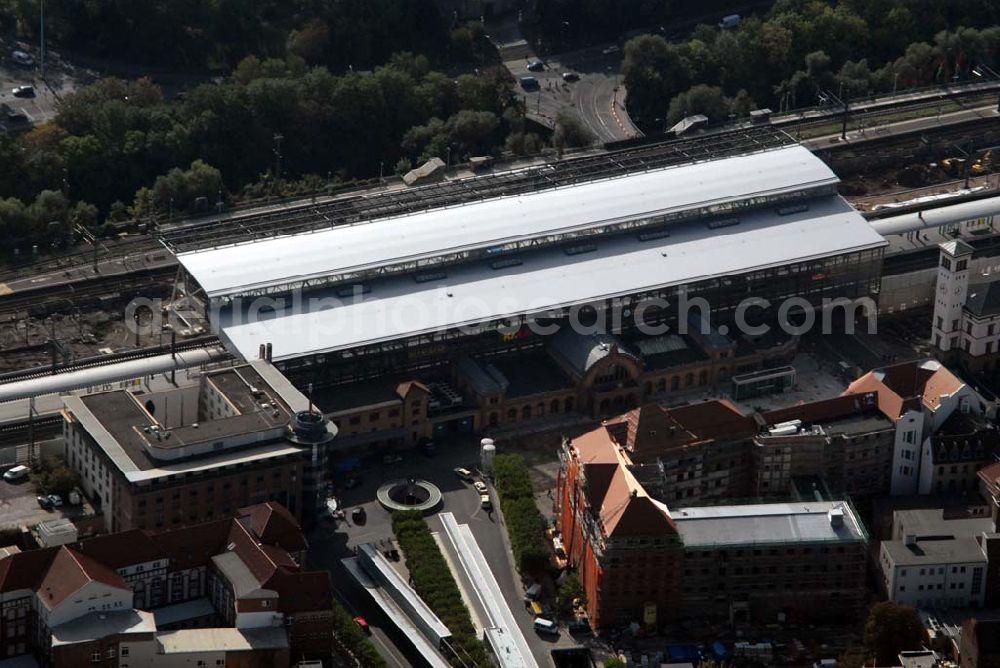 Erfurt from above - Blick auf den Hauptbahnhof Erfurt. Der Bahnhof gehört zu den wichtigen Knotenpunkten des deutschen Eisenbahnverkehrs. Das Land Thüringen ist von hieraus sternförmig mit zahlreichen Nebenstrecken an das Fernverkehrsnetz angeschlossen. Kontakt: Deutsche Bahn, Hauptbahnhof Erfurt, Willy-Brandt-Platz 12, 99084 Erfurt.