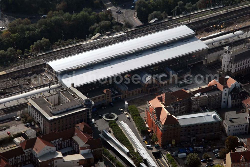 Erfurt from the bird's eye view: Blick auf den Hauptbahnhof Erfurt. Der Bahnhof gehört zu den wichtigen Knotenpunkten des deutschen Eisenbahnverkehrs. Das Land Thüringen ist von hieraus sternförmig mit zahlreichen Nebenstrecken an das Fernverkehrsnetz angeschlossen. Kontakt: Deutsche Bahn, Hauptbahnhof Erfurt, Willy-Brandt-Platz 12, 99084 Erfurt.