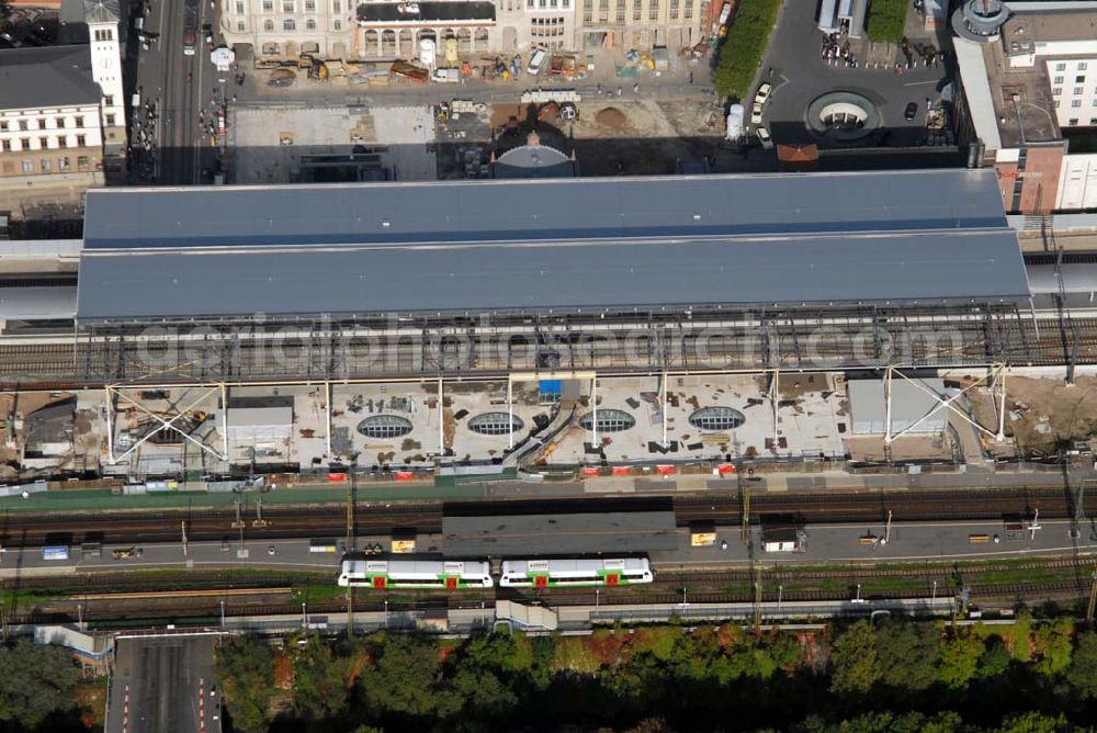 Aerial image Erfurt - Blick auf den Hauptbahnhof Erfurt. Der Bahnhof gehört zu den wichtigen Knotenpunkten des deutschen Eisenbahnverkehrs. Das Land Thüringen ist von hieraus sternförmig mit zahlreichen Nebenstrecken an das Fernverkehrsnetz angeschlossen. Kontakt: Deutsche Bahn, Hauptbahnhof Erfurt, Willy-Brandt-Platz 12, 99084 Erfurt.