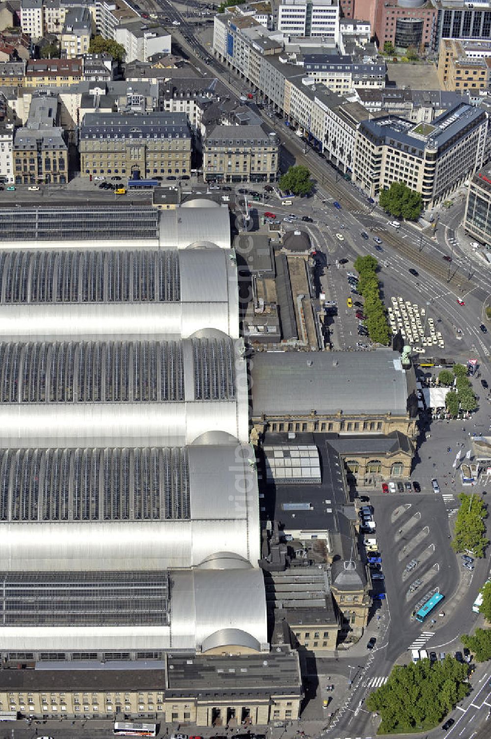 Aerial photograph Frankfurt am Main - Blick auf den Frankfurter Hauptbahnhof, dem größten Kopfbahnhof der Deutschen Bahn. View of the Frankfurt Central Station, the largest terminal station of the Deutsche Bahn.