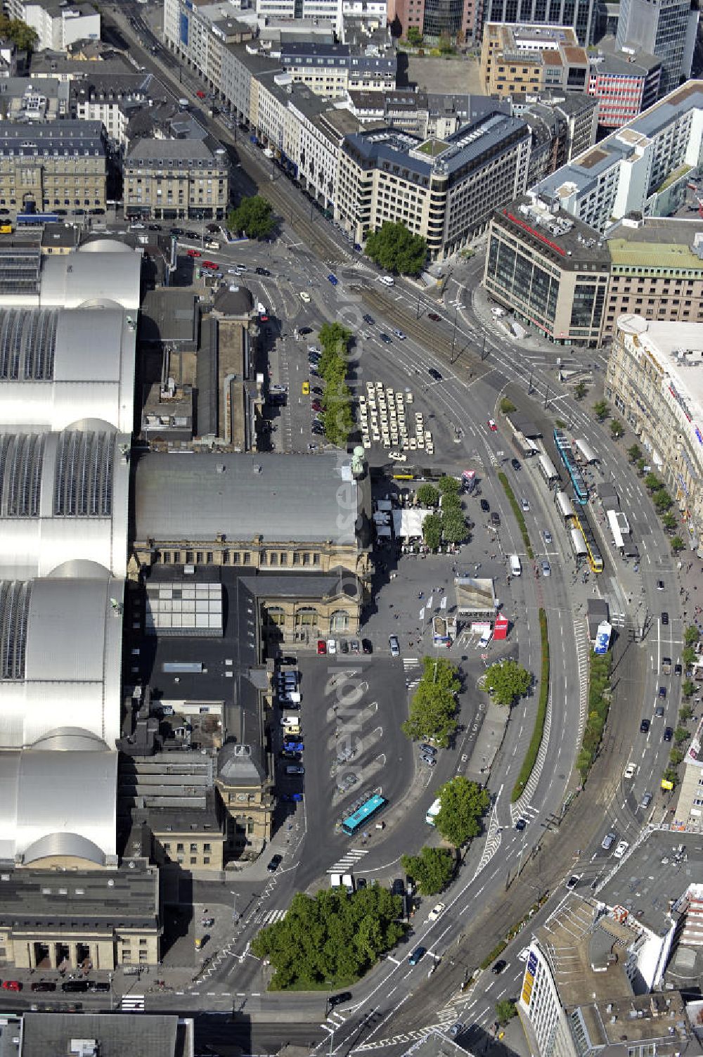 Frankfurt am Main from above - Blick auf den Frankfurter Hauptbahnhof, dem größten Kopfbahnhof der Deutschen Bahn. View of the Frankfurt Central Station, the largest terminal station of the Deutsche Bahn.