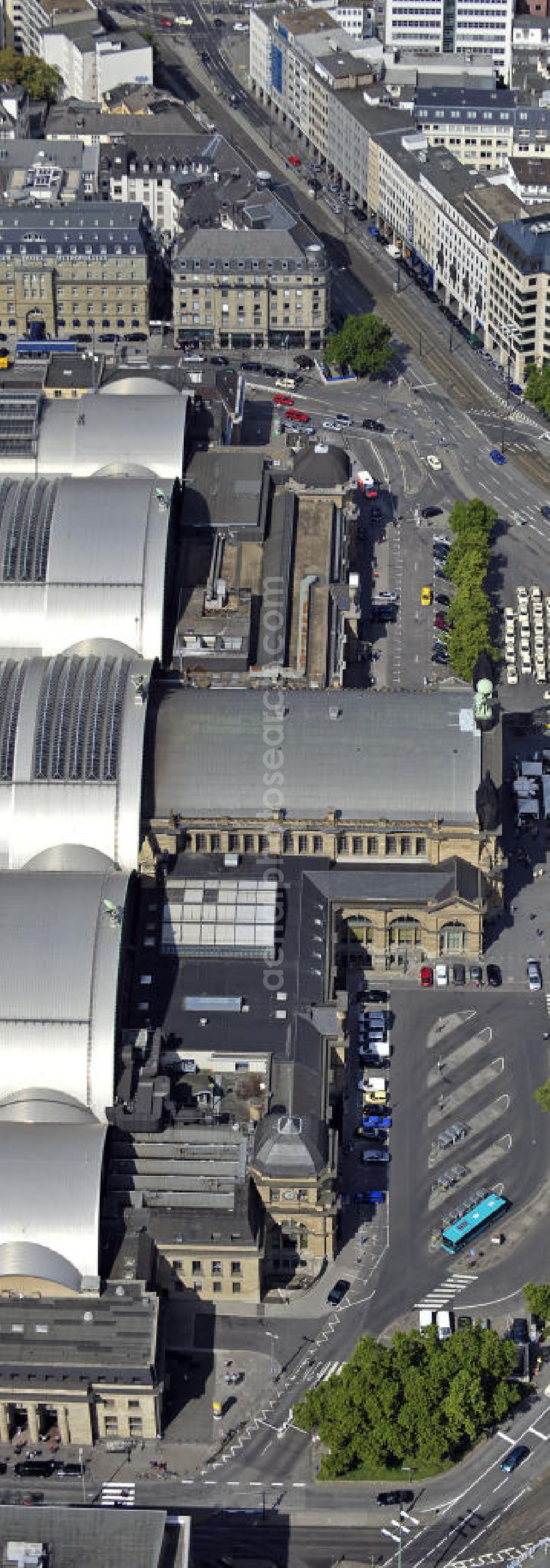 Aerial image Frankfurt am Main - Blick auf den Frankfurter Hauptbahnhof, dem größten Kopfbahnhof der Deutschen Bahn. View of the Frankfurt Central Station, the largest terminal station of the Deutsche Bahn.