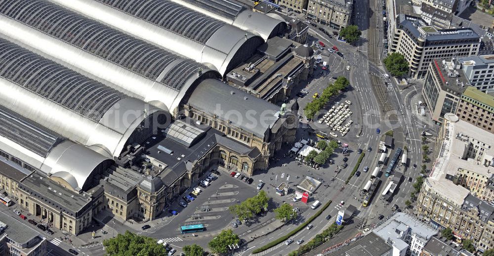 Frankfurt am Main from above - Blick auf den Frankfurter Hauptbahnhof, dem größten Kopfbahnhof der Deutschen Bahn. View of the Frankfurt Central Station, the largest terminal station of the Deutsche Bahn.