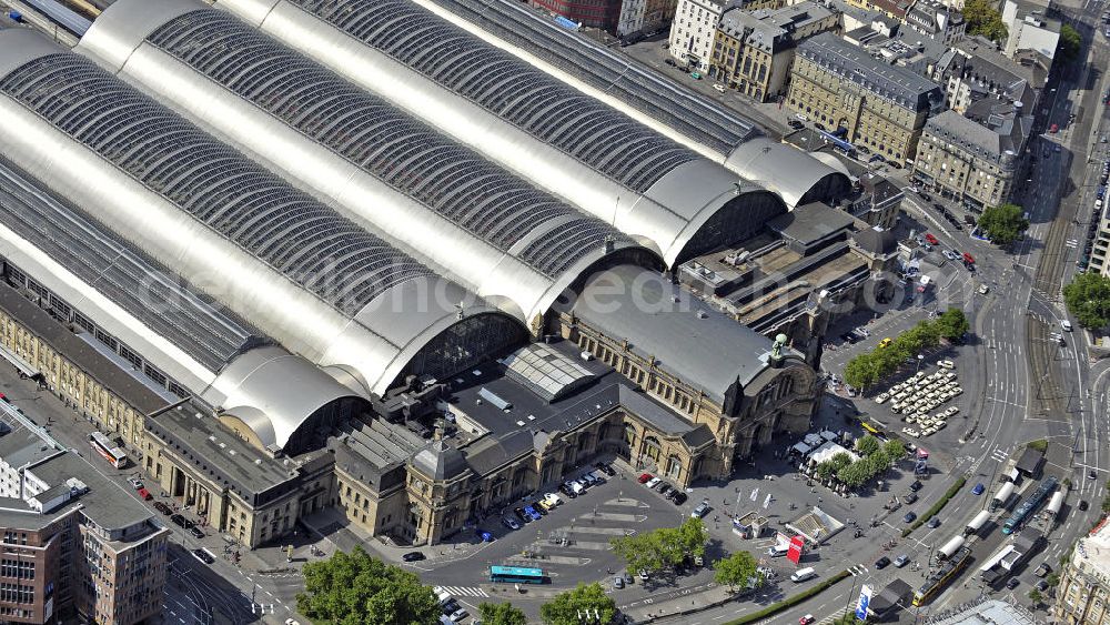 Frankfurt am Main from the bird's eye view: Blick auf den Frankfurter Hauptbahnhof, dem größten Kopfbahnhof der Deutschen Bahn. View of the Frankfurt Central Station, the largest terminal station of the Deutsche Bahn.