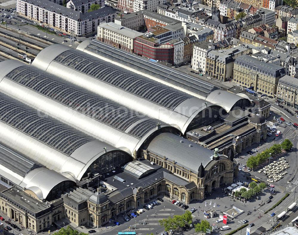 Aerial image Frankfurt am Main - Blick auf den Frankfurter Hauptbahnhof, dem größten Kopfbahnhof der Deutschen Bahn. View of the Frankfurt Central Station, the largest terminal station of the Deutsche Bahn.