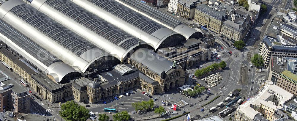 Aerial photograph Frankfurt am Main - Blick auf den Frankfurter Hauptbahnhof, dem größten Kopfbahnhof der Deutschen Bahn. View of the Frankfurt Central Station, the largest terminal station of the Deutsche Bahn.