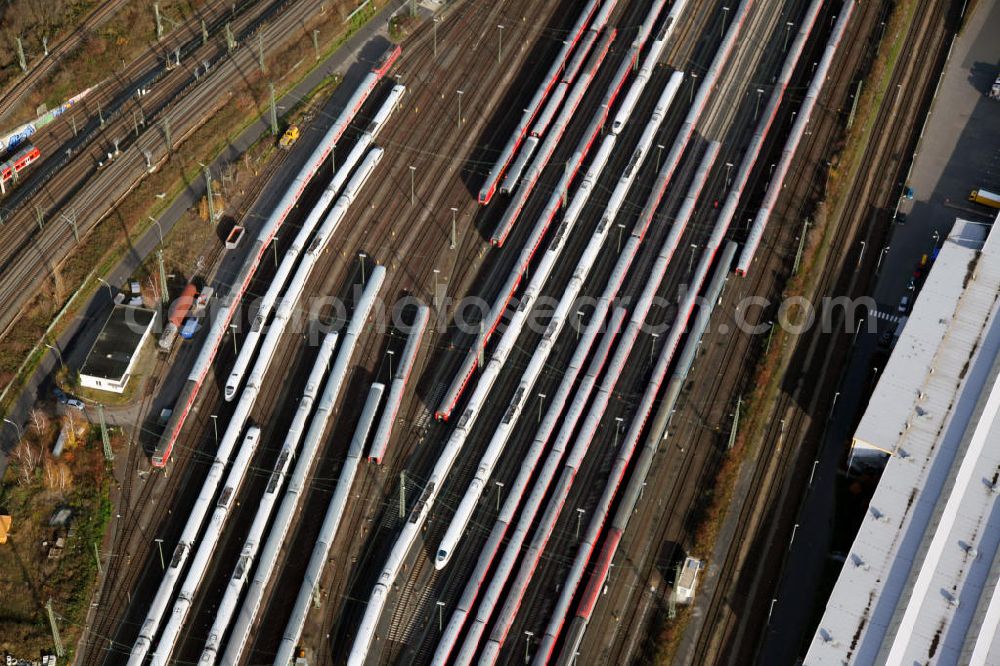 Frankfurt am Main from above - Blick auf einen Gleisabschnitt des Hauptbahnhofes in der Innenstadt von Frankfurt am Main. View to an segment of the central station in Frankfurt on the Main.