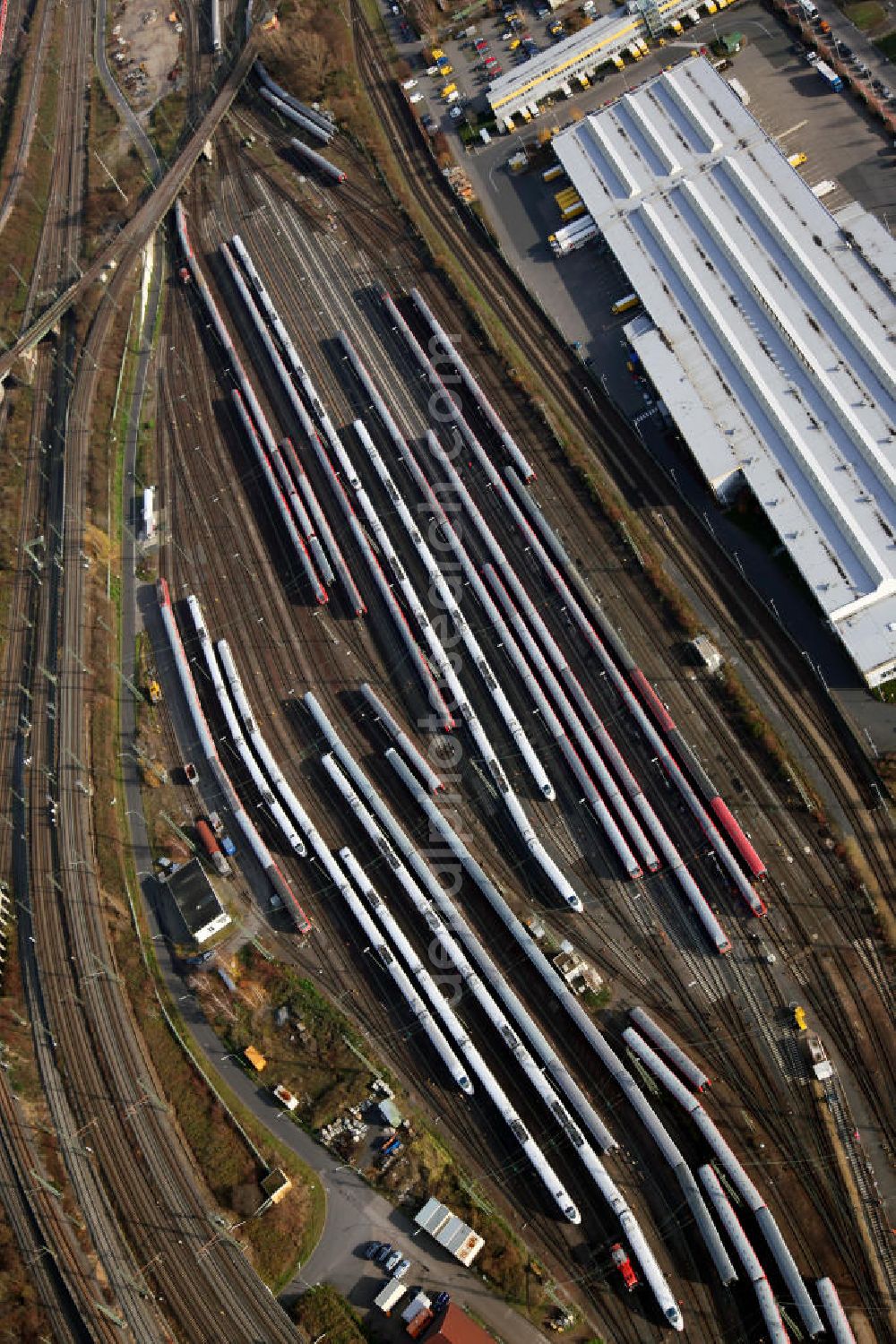 Frankfurt am Main from the bird's eye view: Blick auf einen Gleisabschnitt des Hauptbahnhofes in der Innenstadt von Frankfurt am Main. View to an segment of the central station in Frankfurt on the Main.