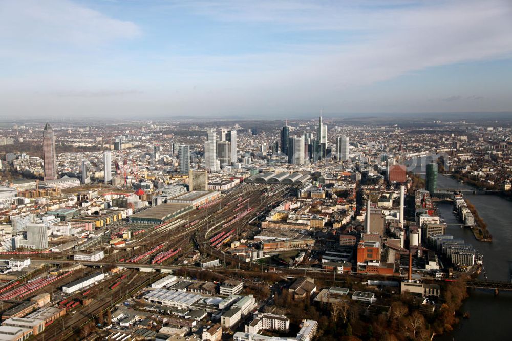 Aerial image Frankfurt am Main - Blick auf einen Gleisabschnitt des Hauptbahnhofes in der Innenstadt von Frankfurt am Main, mit dem Bankenviertel im Hintergrund. View to an segment of the central station in Frankfurt on the Main, with the financial district in the background.