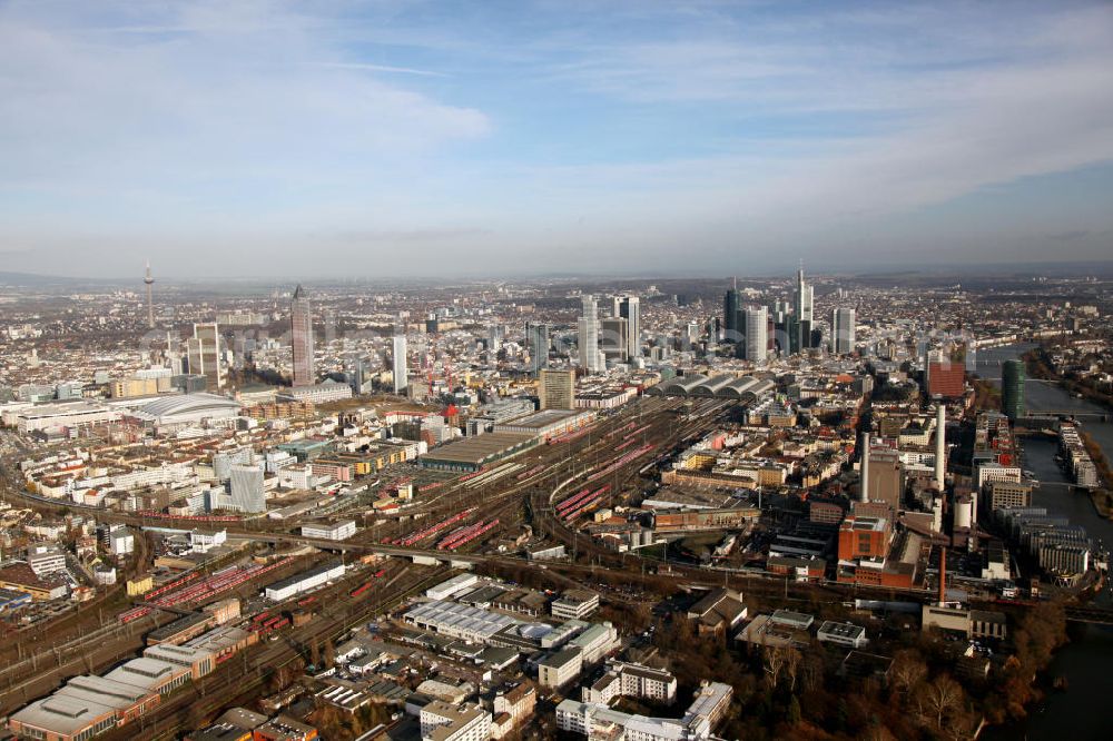 Aerial photograph Frankfurt am Main - Blick auf einen Gleisabschnitt des Hauptbahnhofes in der Innenstadt von Frankfurt am Main, mit dem Bankenviertel im Hintergrund. View to an segment of the central station in Frankfurt on the Main, with the financial district in the background.