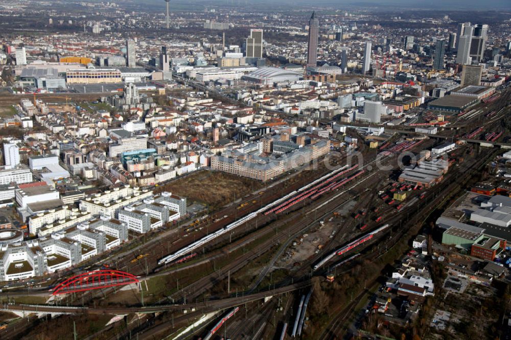 Frankfurt am Main from above - Blick auf einen Gleisabschnitt des Hauptbahnhofes in der Innenstadt von Frankfurt am Main, mit den Adlerwerken im Zentrum. View to an segment of the central station in Frankfurt on the Main, with the Adler-factory in the center.