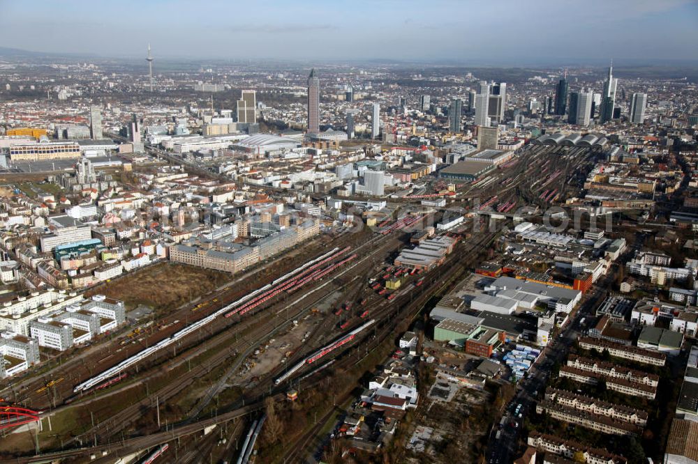 Frankfurt am Main from the bird's eye view: Blick auf einen Gleisabschnitt des Hauptbahnhofes in der Innenstadt von Frankfurt am Main, mit den Adlerwerken im Zentrum. View to an segment of the central station in Frankfurt on the Main, with the Adler-factory in the center.