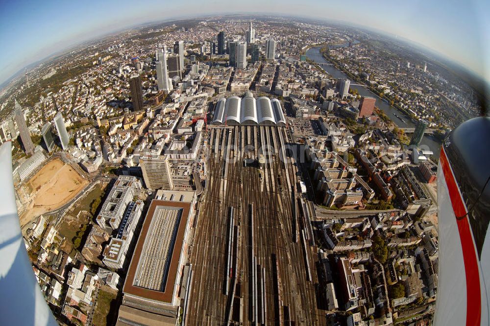 Frankfurt am Main from above - Fish Eye- Blick auf die Innenstadt mit dem Stadtzentrum am Frankfurter Hauptbahnhof, dem größten Kopfbahnhof der Deutschen Bahn. View of the Frankfurt Central Station, the largest terminal station of the Deutsche Bahn.