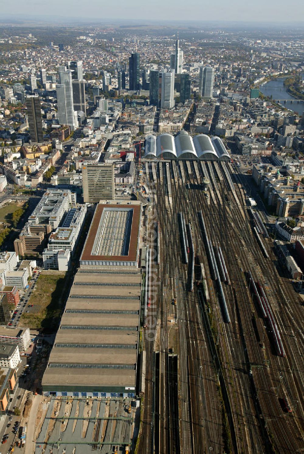 Aerial photograph Frankfurt am Main - Blick auf den Frankfurter Hauptbahnhof, dem größten Kopfbahnhof der Deutschen Bahn. View of the Frankfurt Central Station, the largest terminal station of the Deutsche Bahn.