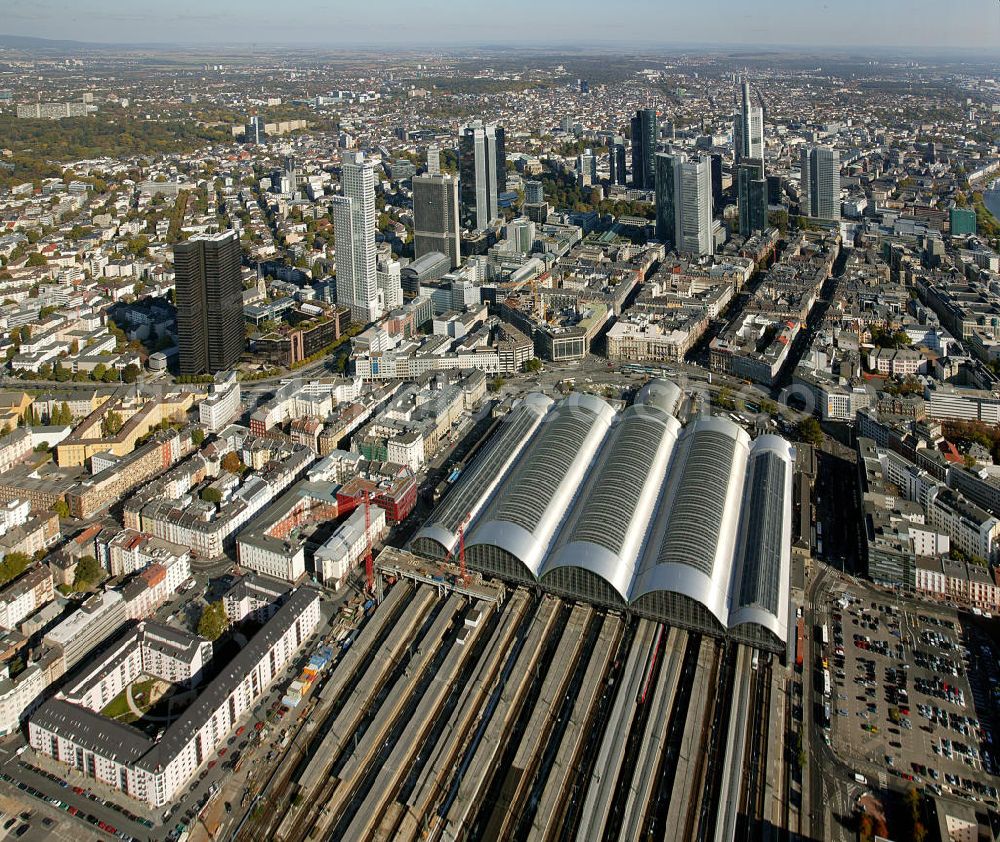 Frankfurt am Main from above - Blick auf den Frankfurter Hauptbahnhof, dem größten Kopfbahnhof der Deutschen Bahn. View of the Frankfurt Central Station, the largest terminal station of the Deutsche Bahn.