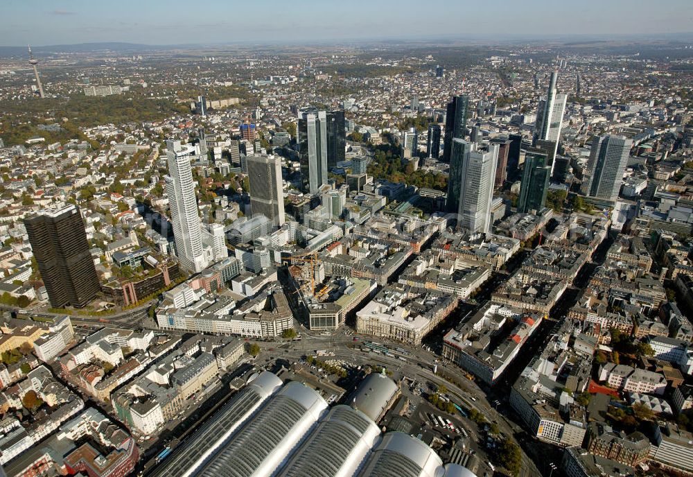 Frankfurt am Main from the bird's eye view: Blick auf den Frankfurter Hauptbahnhof, dem größten Kopfbahnhof der Deutschen Bahn. View of the Frankfurt Central Station, the largest terminal station of the Deutsche Bahn.