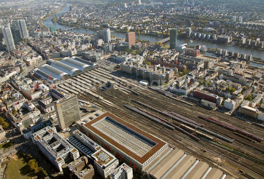 Aerial image Frankfurt am Main - Blick auf den Frankfurter Hauptbahnhof, dem größten Kopfbahnhof der Deutschen Bahn. View of the Frankfurt Central Station, the largest terminal station of the Deutsche Bahn.