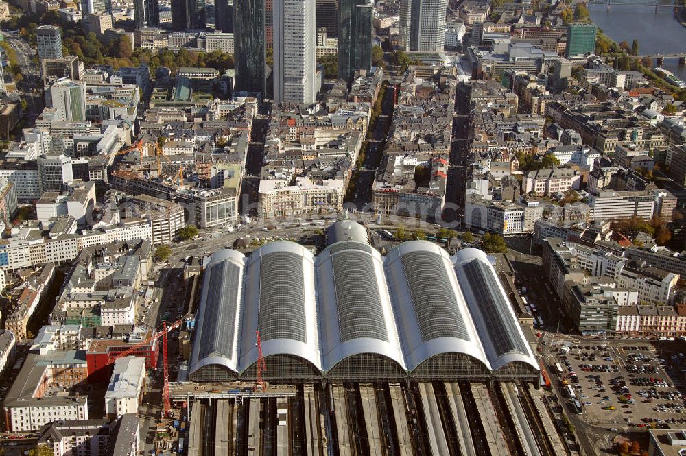 Frankfurt am Main from above - Blick auf den Frankfurter Hauptbahnhof, dem größten Kopfbahnhof der Deutschen Bahn. View of the Frankfurt Central Station, the largest terminal station of the Deutsche Bahn.