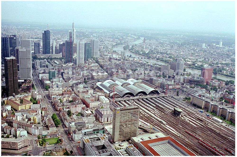 Aerial photograph Frankfurt am Main - 25.07.2004 Blick auf den Hauptbahnhof von Frankfurt am Main, einem sehr verkehrsreichen Kopfbahnhof