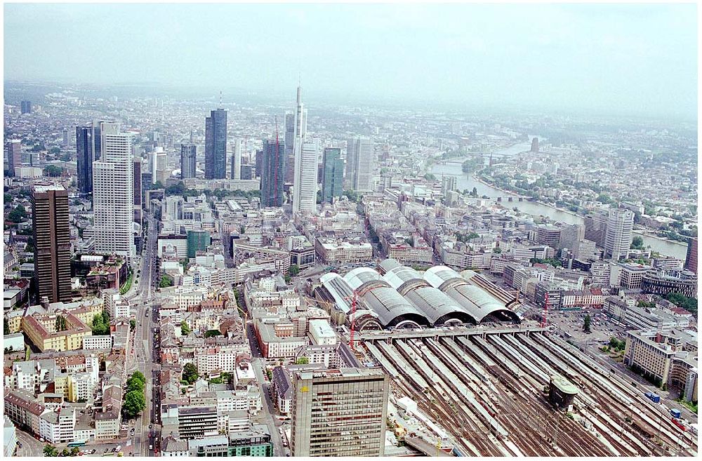 Frankfurt am Main from above - 25.07.2004 Blick auf den Hauptbahnhof von Frankfurt am Main, einem sehr verkehrsreichen Kopfbahnhof