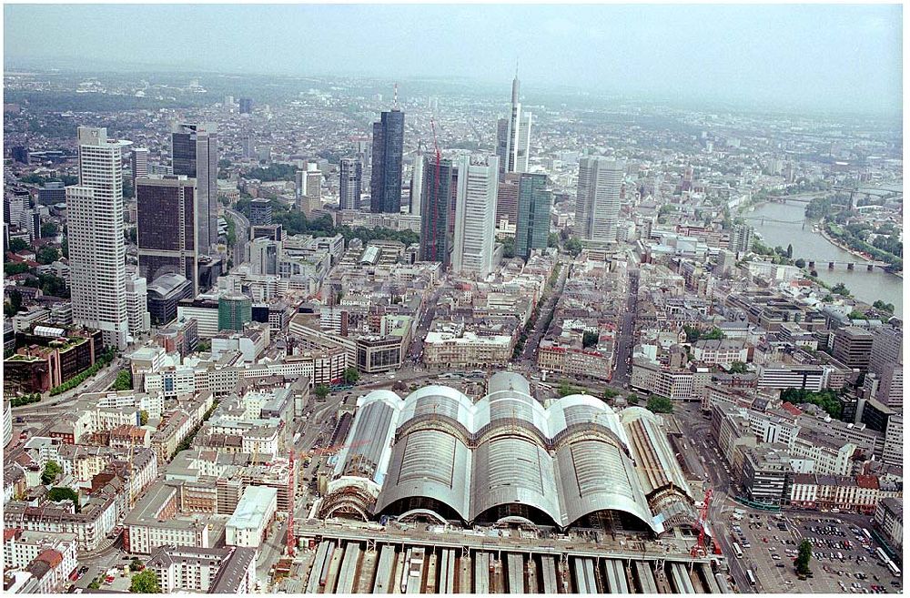 Frankfurt am Main from the bird's eye view: 25.07.2004 Blick auf den Hauptbahnhof von Frankfurt am Main, einem sehr verkehrsreichen Kopfbahnhof