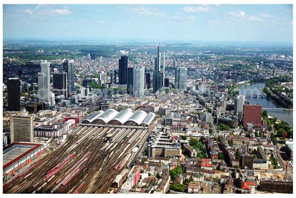 Frankfurt am Main from above - Blick auf den Frankfurter Hauptbahnhof. Dieser wurde in der Zeit von 1883-1888 und in der Zeit von 1912-1924 errichtet. Der Frankfurter Hauptbahnhof ist einer der größten Bahnhöfe der Deutschen Bahn