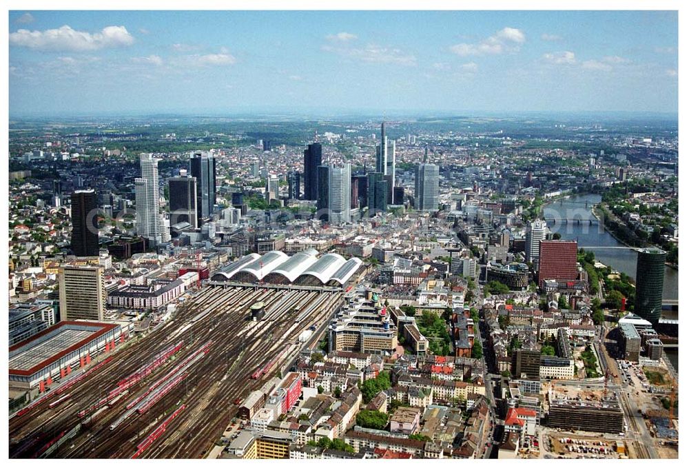 Frankfurt am Main from the bird's eye view: Blick auf den Frankfurter Hauptbahnhof. Dieser wurde in der Zeit von 1883-1888 und in der Zeit von 1912-1924 errichtet. Der Frankfurter Hauptbahnhof ist einer der größten Bahnhöfe der Deutschen Bahn